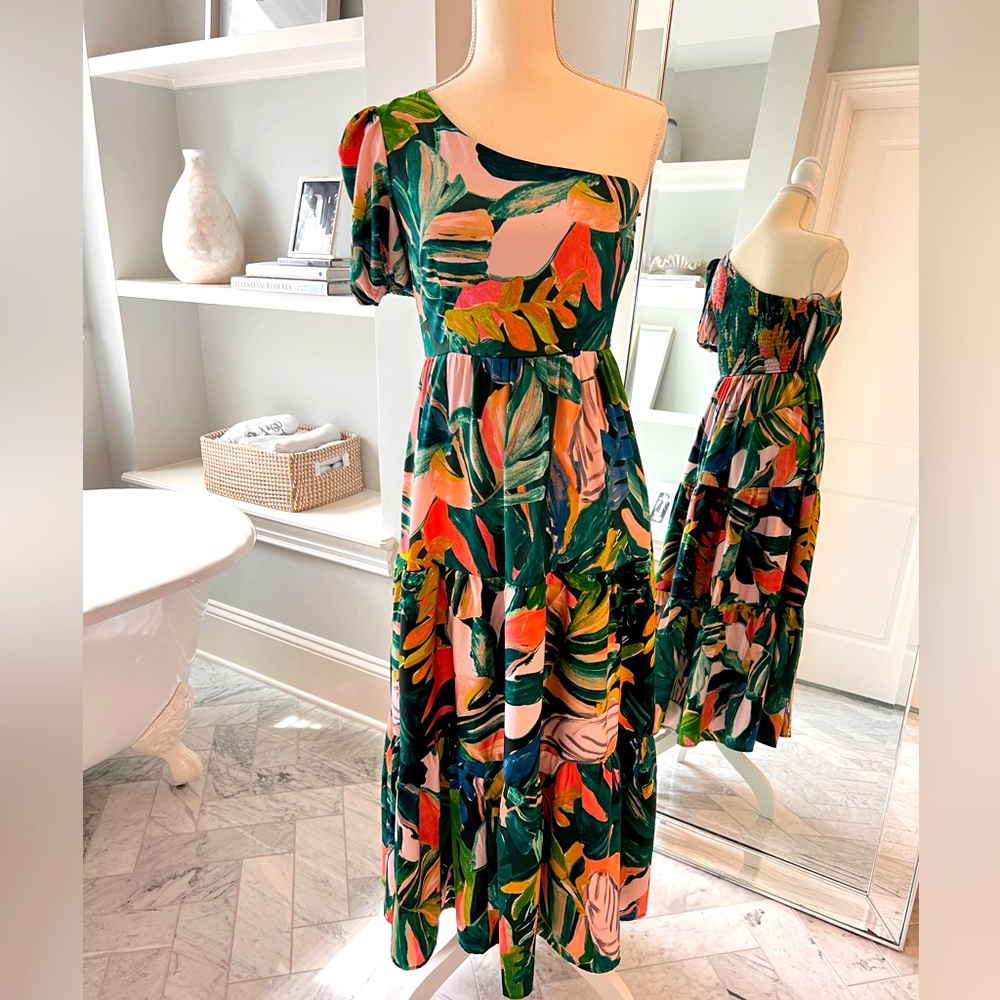 Beautiful one shoulder banana leaf print dress.